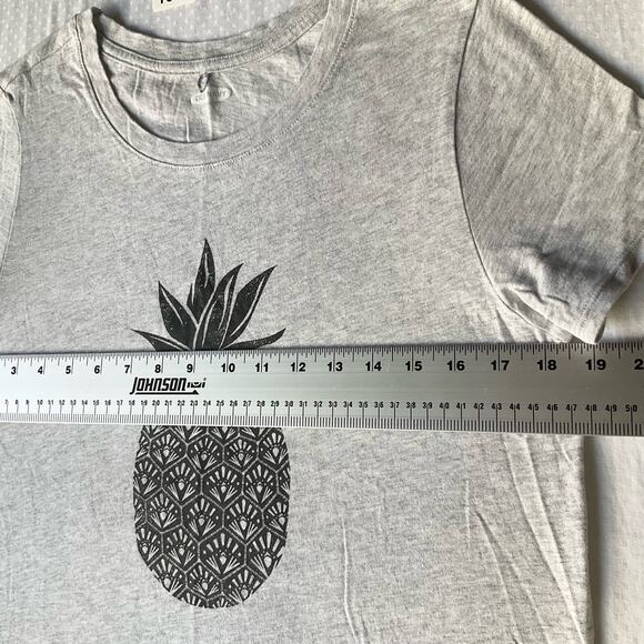 Old Navy Women’s Short Sleeve T-shirt Size M, Solid Gray, Pineapple - Picture 3 of 8